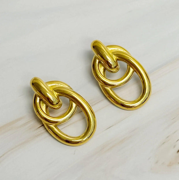 Linked Rings Golden Earrings – Effortlessly Chic & Elegant