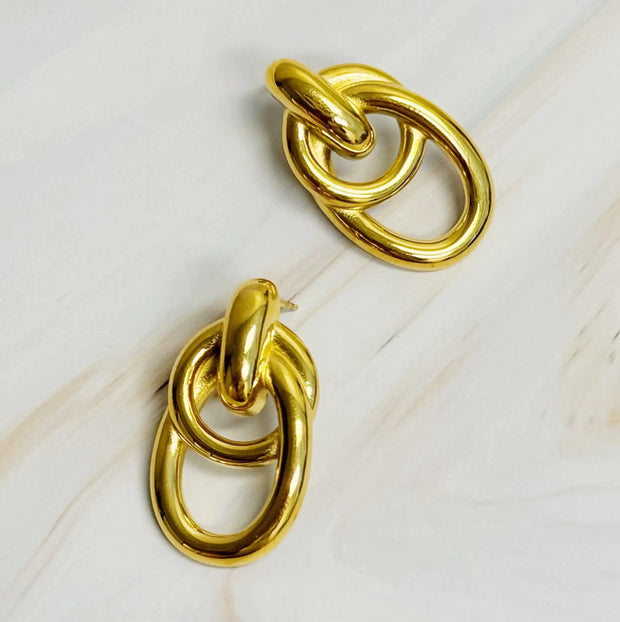Linked Rings Golden Earrings – Effortlessly Chic & Elegant